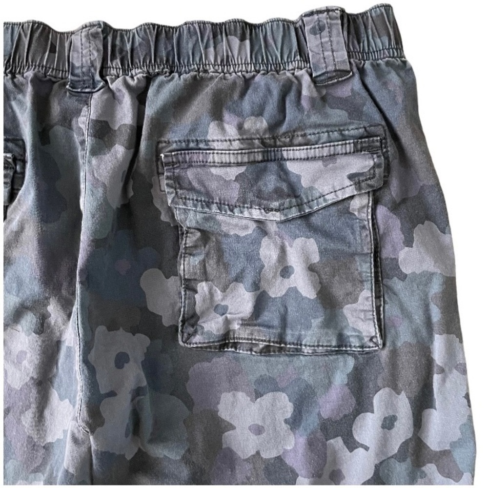 Lucy floral camo shorts sz large - Picture 4 of 10